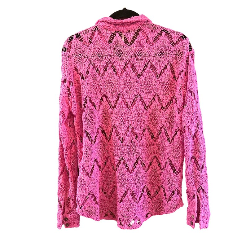 K&ouml;nnte beinhalten: Ein leuchtend pinkfarbenes Langarmhemd mit einem offenen, aufwendigen Spitzendesign. Das Hemd hat einen Kragen und gekn&ouml;pfte Manschetten. Die R&uuml;ckseite des Hemdes ist sichtbar und zeigt das detaillierte Muster. Das Hemd h&auml;ngt an einem schwarzen Kleiderb&uuml;gel.