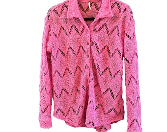 Free People Barbie Blusa rosa de encaje de croché con botones, pequeña, de manga larga, estilo boho