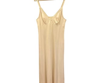 Vestido lencero completo de Vanity Fair de los años 70, color crema, con ribete de encaje, estilo coqueto, estilo Regencia y romántico.