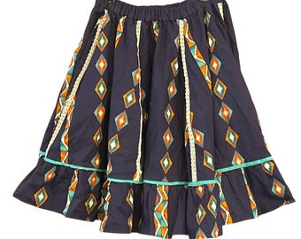 Falda circular escalonada estilo boho suroeste con volantes en el bajo, ribete de encaje y cintura elástica.