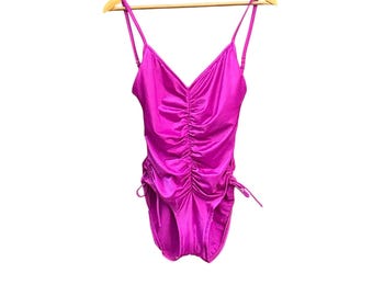 Traje de baño de una pieza Rose Marie Reid de los años 80, color magenta metalizado, fruncido, estilo Barbiecore retro.