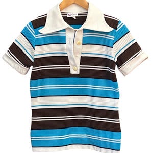 Polo de punto Caper-Mates estilo vintage de los años 70, disco retro mod, azul y marrón a rayas.