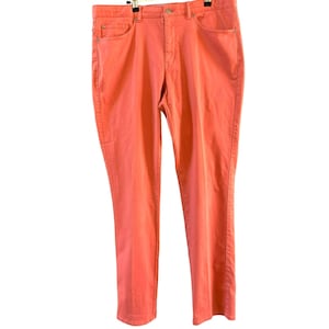 以下が含まれることがあります： コーラル色のパンツ。パンツは柔らかく快適な生地で作られており、ゆったりとしたフィット感です。