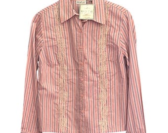 Camicia bianca con bottoni e righe rosa cipria ricamate, stile cottagecore boho