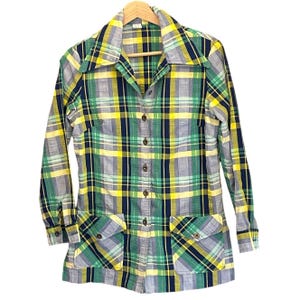 Camisa vintage de cuadros de los años 70 con botones, estilo retro mod disco, verde y amarillo, ecléctico.