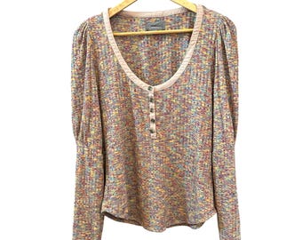Top texturizado de manga larga multicolor con mangas abullonadas y cuello henley de Anthropologie, talla mediana