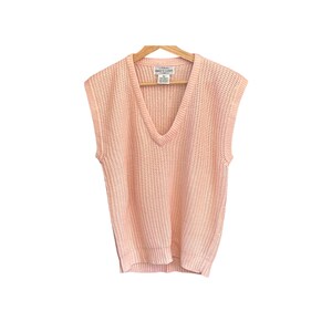 Chaleco de punto rosa grueso con cuello en V de Emily's Closet, estilo preppy, estilo años 90.