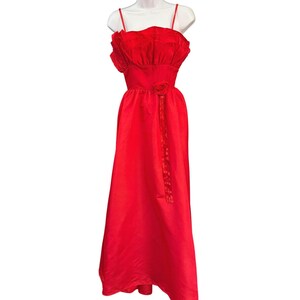 Robe longue rouge à volants vintage ILGWU style Regencycore, romantique et classique hollywoodien