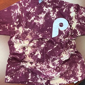Phillies reverse dye P t-shirt