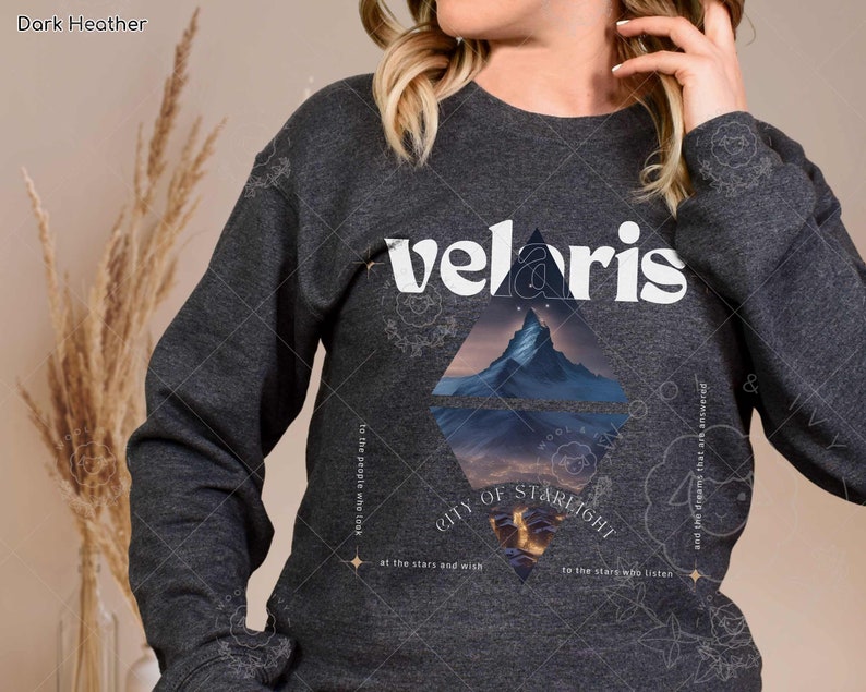 Puede incluir: Una sudadera gris oscuro con un estampado gr&aacute;fico blanco de la palabra "veloris" y una escena de monta&ntilde;a. El texto debajo del gr&aacute;fico dice: "a la gente que mira las estrellas y desea a las estrellas que escuchan y a los sue&ntilde;os que son respondidos".