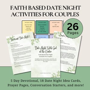 Può includere: Una raccolta di attività per serate romantiche basate sulla fede per coppie. L'immagine include un libretto con il titolo "Date Night With God at the Center", carte per serate romantiche e un conteggio di 26 pagine. Il testo include "5 Day Devotional, 18 Date Night Idea Cards, Prayer Pages, Conversation Starters, and more!"