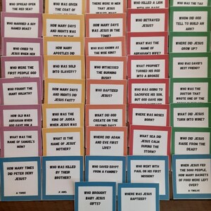 Peut inclure: Un jeu de 20 cartes color&eacute;es avec des questions et des r&eacute;ponses de trivia bibliques. Chaque carte a une question d'un c&ocirc;t&eacute; et la r&eacute;ponse de l'autre. Les cartes sont con&ccedil;ues pour &ecirc;tre utilis&eacute;es pour un jeu ou une activit&eacute;.