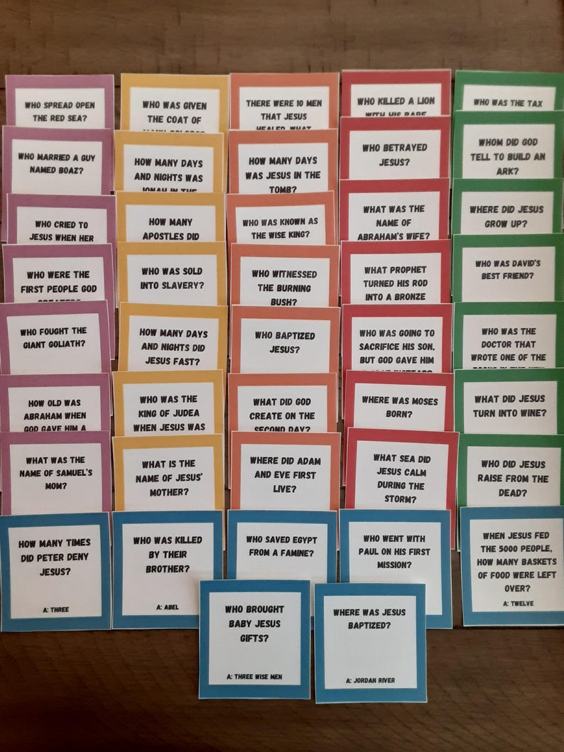 Peut inclure: Un jeu de 20 cartes color&eacute;es avec des questions et des r&eacute;ponses de trivia bibliques. Chaque carte a une question d'un c&ocirc;t&eacute; et la r&eacute;ponse de l'autre. Les cartes sont con&ccedil;ues pour &ecirc;tre utilis&eacute;es pour un jeu ou une activit&eacute;.
