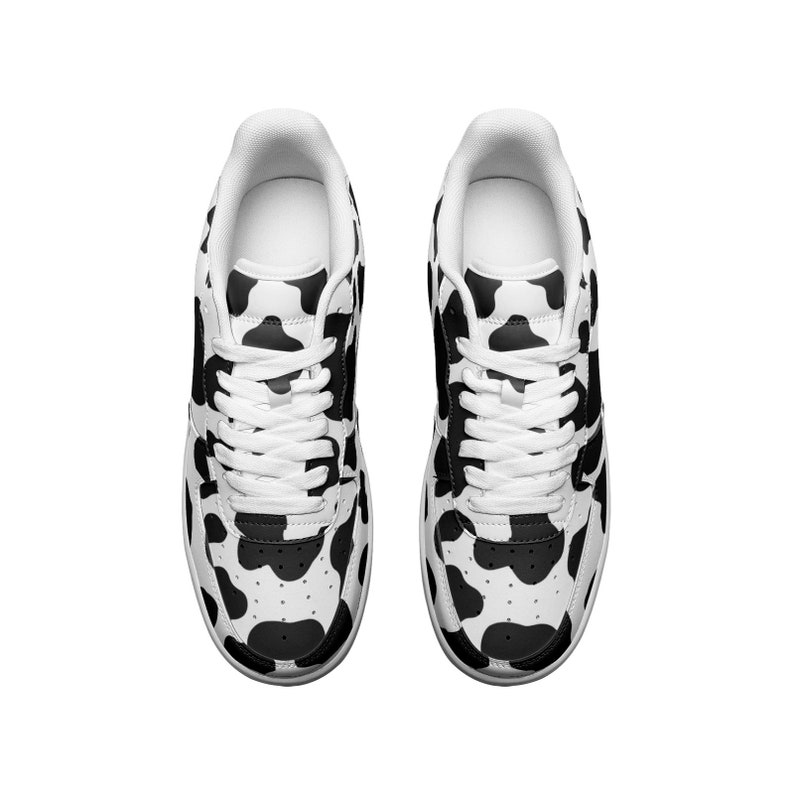 Black Cartoon Cow Print Men's Low Top Shoes