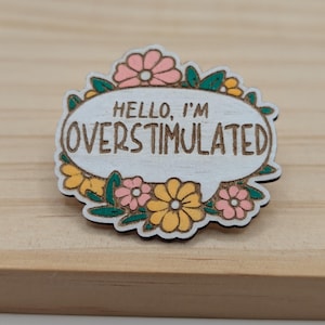 Broche de madeira pintado à mão com a palavra "Superestimulado" – Acessório para pessoas neurodivergentes