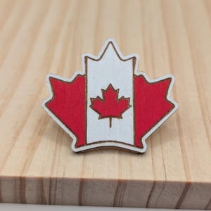Pin de la Unidad de Canadá pintado a mano – Insignia de madera con hoja de arce, accesorio patriótico