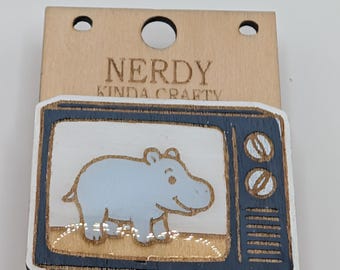 Broche de Hipopótamo da Casa: Acessório de madeira cortado a laser, inspirado na natureza.