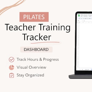 Könnte beinhalten: Ein Laptop zeigt ein Pilates-Lehrerausbildung-Tracker-Dashboard. Der Bildschirm zeigt Fortschrittsdiagramme und Datenvisualisierungen. Der Text enthält "Stunden & Fortschritt verfolgen", "Visuelle Übersicht" und "Organisiert bleiben".