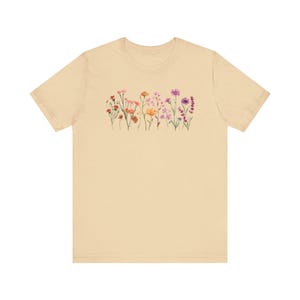 Subtelna lesbijska koszulka Pride, koszula Pride Boho Wildflower, subtelna koszulka lesbijska, subtelna duma, flaga lesbijek, lesbijskie kwiaty, subtelne koszulki queer Soft Cream