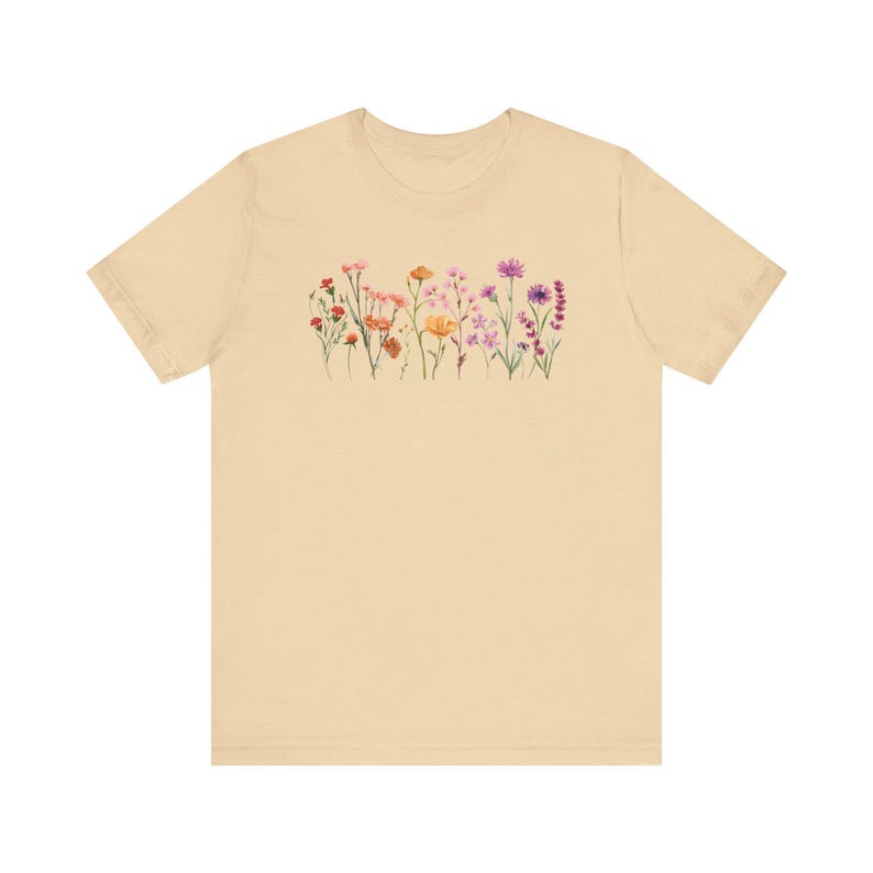 Subtelna lesbijska koszulka Pride, koszula Pride Boho Wildflower, subtelna koszulka lesbijska, subtelna duma, flaga lesbijek, lesbijskie kwiaty, subtelne koszulki queer Soft Cream