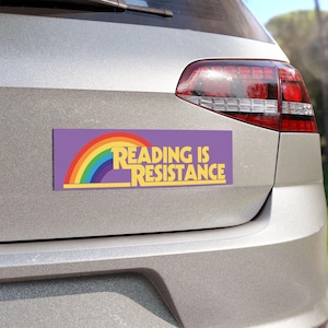 Reading Is Widerstand Autoaufkleber oder Magnet: Aktivist Buchliebhaber Geschenk