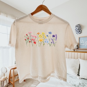 Boho Pride Wildflower Comfort Colors® Crop Top, Subtil Pride-skjorta, Subtil HBTQIA+ Pride, Pride-skjorta med regnbågsblommor, Queer Pride-skjorta