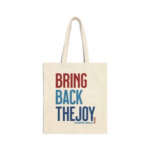 以下が含まれることがあります： 赤、青、紺色の「BRING BACK THE JOY」の文字が入ったクリーム色のトートバッグ。「HARRIS-WALZ 2024」の文字が下に印刷されています。バッグにはクリーム色のハンドルが2つ付いています。