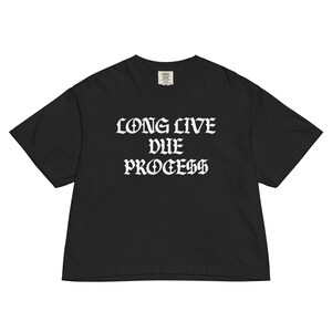 Puede incluir: Camiseta negra con el texto blanco "LONG LIVE DUE PROCESS" en fuente g&oacute;tica. La camiseta tiene un corte holgado y mangas cortas. El texto est&aacute; centrado en la parte delantera.