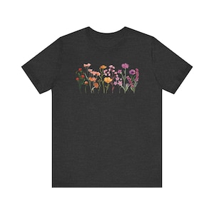 Subtelna lesbijska koszulka Pride, koszula Pride Boho Wildflower, subtelna koszulka lesbijska, subtelna duma, flaga lesbijek, lesbijskie kwiaty, subtelne koszulki queer Dark Grey Heather
