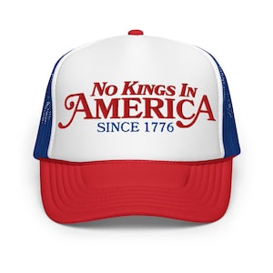 Puede incluir: Gorra de camionero roja, blanca y azul con el texto "No Kings In America Since 1776". La gorra tiene una visera roja, un panel frontal blanco y una parte trasera de malla azul. El texto es en rojo y azul.