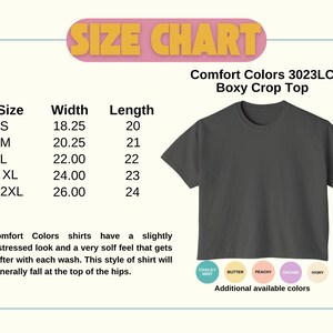 Op de afbeelding: Maattabel voor een Comfort Colors 3023LC Boxy Crop Top. Afmetingen in inches. De tabel bevat maten S tot 2XL, met een breedte vari&euml;rend van 46,35 tot 66,04 cm en een lengte van 50,8 tot 60,96 cm. Extra kleuren beschikbaar.