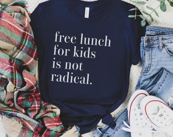 Könnte beinhalten: Ein marineblaues T-Shirt mit weißem Text, der "free lunch for kids is not radical." lautet.
