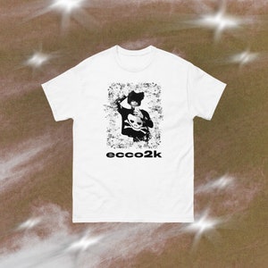 Ecco2k T-Shirt (Farboptionen) |  von Unter dem Himmel | ecco2k, Bladee, Abflussbande, traurige Jungs, jung, schlank, Abflussbande, merch, Bladee-Shirt