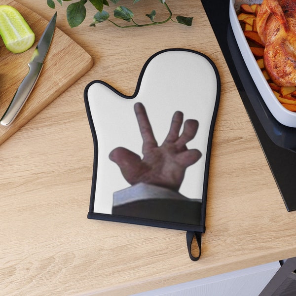 Funny "Use my strong hand" Oven Mitt | White | Gag Gift | Gift for Friends | Scary Movie