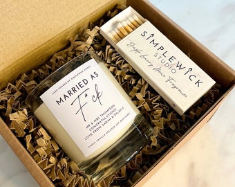 Ensemble-cadeau de bougies de mariage personnalisées Married As F*ck - Cadeau de mariage personnalisé amusant pour couple - Bougie parfumée à la vanille