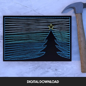 Könnte beinhalten: Ein digitaler Download eines String-Art-Musters für einen Weihnachtsbaum mit einem Stern oben. Das Muster besteht aus Linien in verschiedenen Farben, darunter Blau, Grün und Gelb. Der Hintergrund ist schwarz.