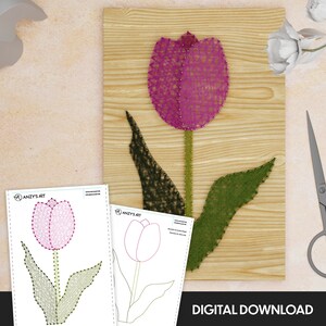 Op de afbeelding: Een printbaar patroon voor string art met een roze tulp met groene bladeren. Het patroon is op een witte achtergrond met de tekst "Anzy's Art" en een website-adres.