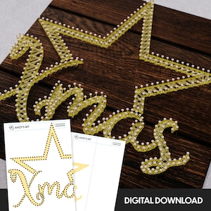 Peut inclure: Une planche de bois avec un motif de fil jaune épelant "Xmas" et une étoile. L'art du fil est fait avec du fil jaune et de petites perles blanches. Deux modèles en papier sont au premier plan. Les mots "TÉLÉCHARGEMENT NUMÉRIQUE" sont en bas.