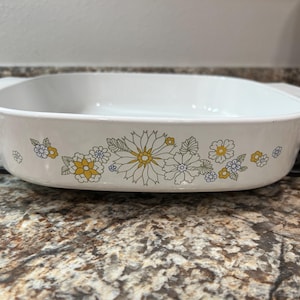 2 1/2 quart casserole dish. Vintage Floral Bouquet Corning Ware A-22-B  dish.