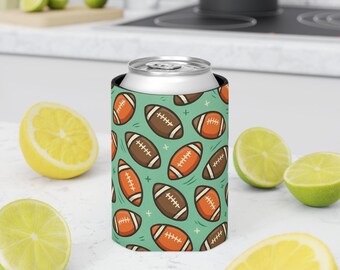 Enfriador de latas con diseño de fútbol, funda para bebida deportiva, accesorio para portón trasero, imprescindible para el día del partido, regalo para aficionados, regalo para Navidad y fiestas.