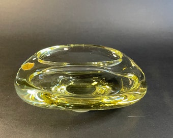 Cenicero artístico de cristal amarillo Zelezna Brod Sklo, década de 1960, de Miloslav Klinger