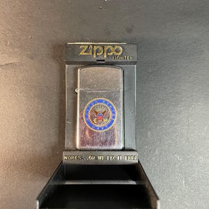 Zapalniczka Zippo model 1610 slim z 1988 r. z nadrukiem US Navy