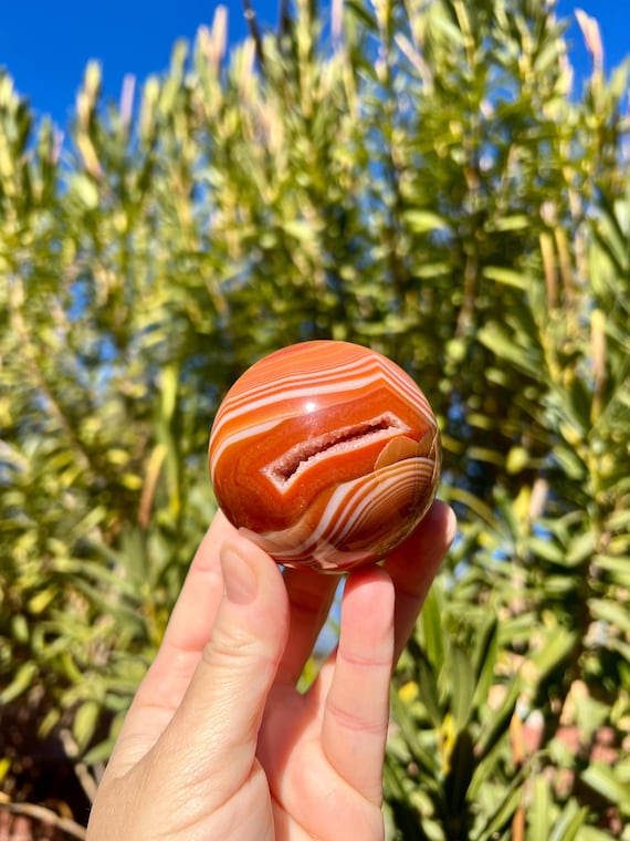 縞模様のドゥルージー サードニクス スフィア | グレード A 品質 | 縞