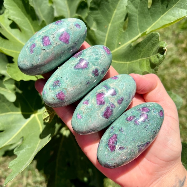 Rubis en fuchsite Shiva Stones | Pierres de poche rubis fuchsite réactives aux UV