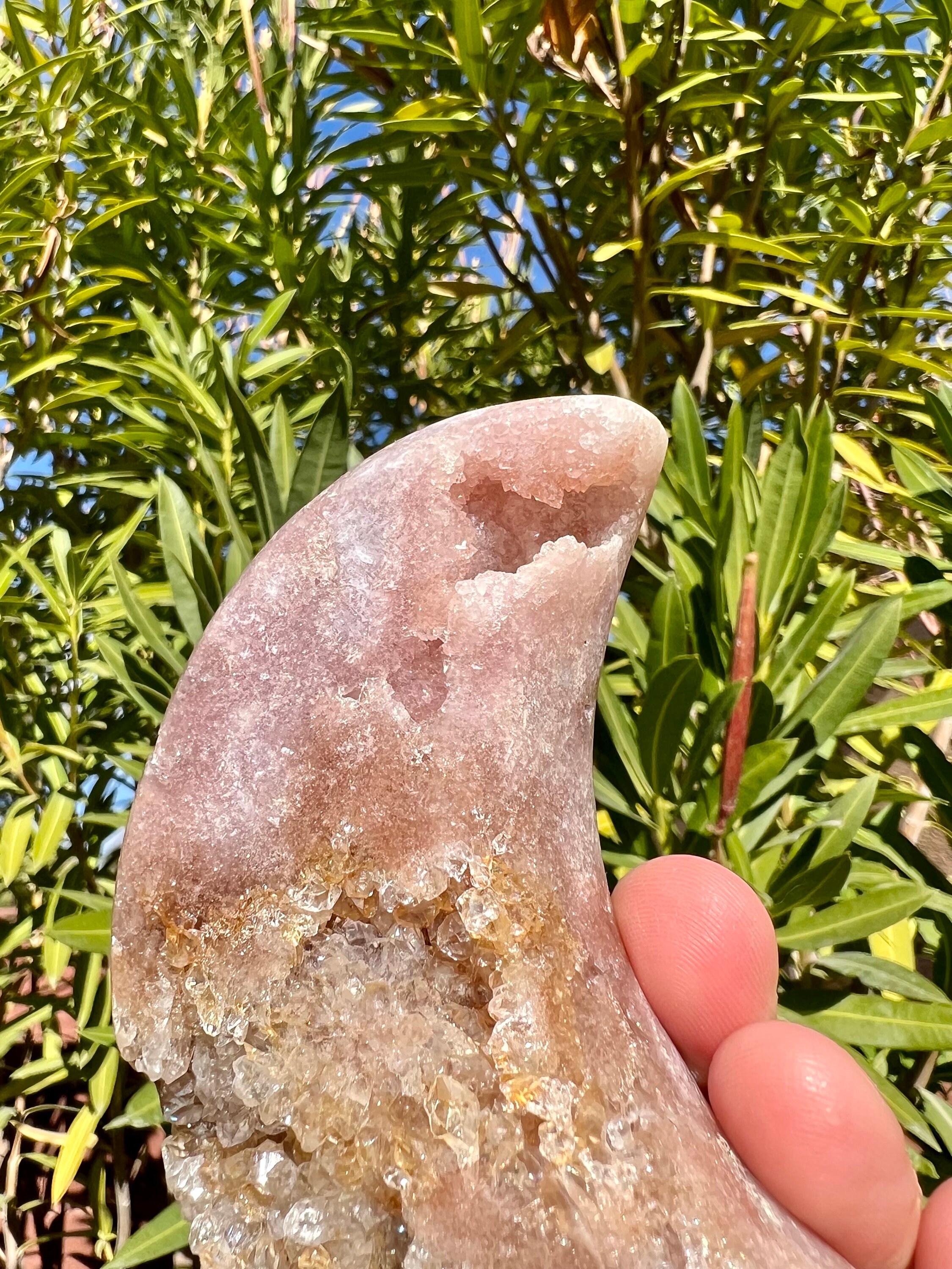 ブラジル産のドゥルージーピンクアメジスト×クォーツ三日月 - グレード