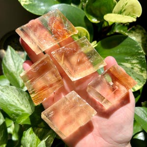 Cubo de rombo de calcita de miel / Inclusiones arcoíris / Calcita de miel óptica / Calcita de miel cruda / Calcita de miel cúbica