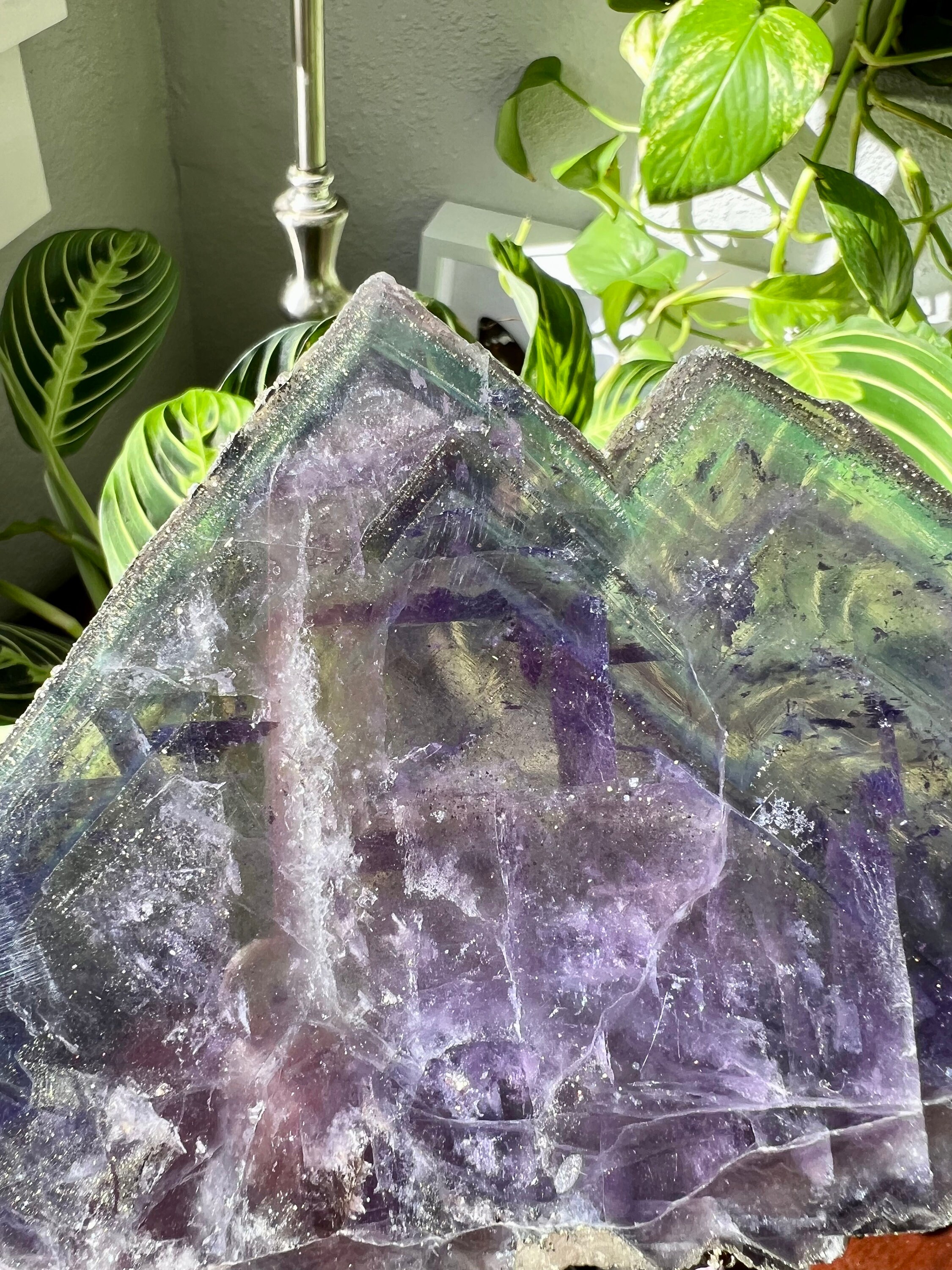 虹色の蛍石と黄鉄鉱の水晶の山の彫刻 | 紫色の蛍石と黄鉄鉱の水晶板