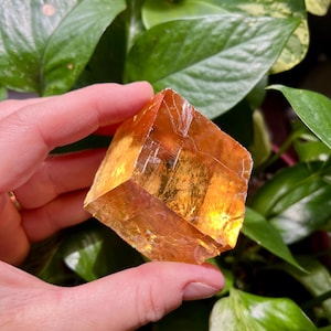 Cubo de rombo de calcita de miel / Inclusiones arcoíris / Calcita de miel óptica / Calcita de miel cruda / Calcita de miel cúbica