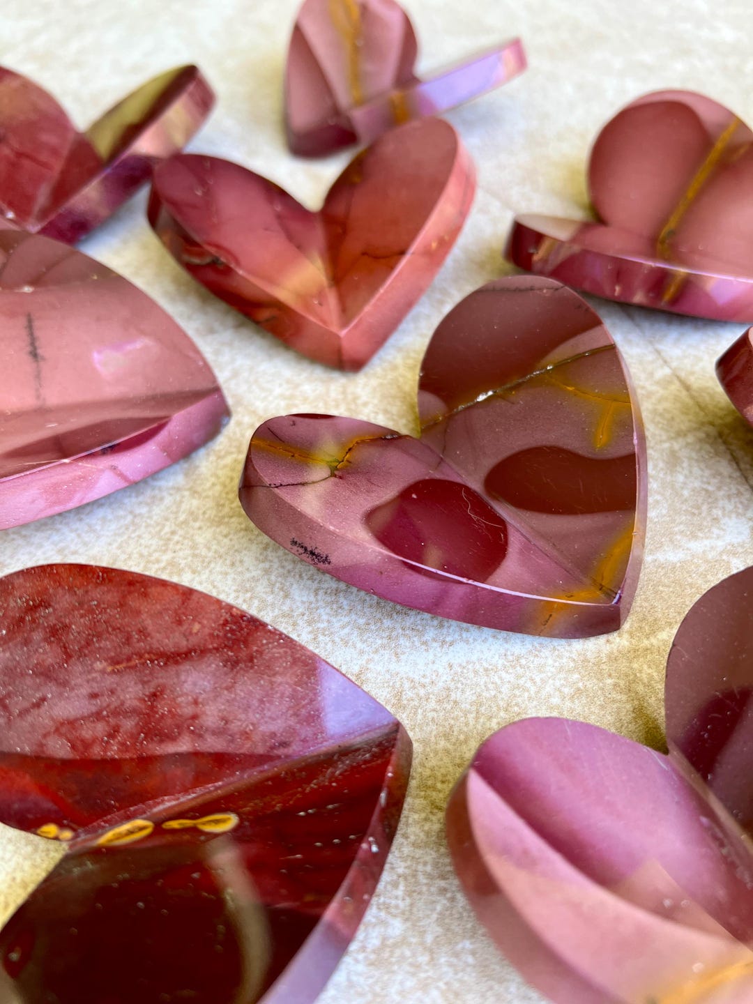☆モッカイト＆ハート型ヘマタイト ロザリオ☆ ~Mookite Jasper~ Mookaite 3D Hearts | Mookaite Jasper 3D Heart Carving - Etsy Australia