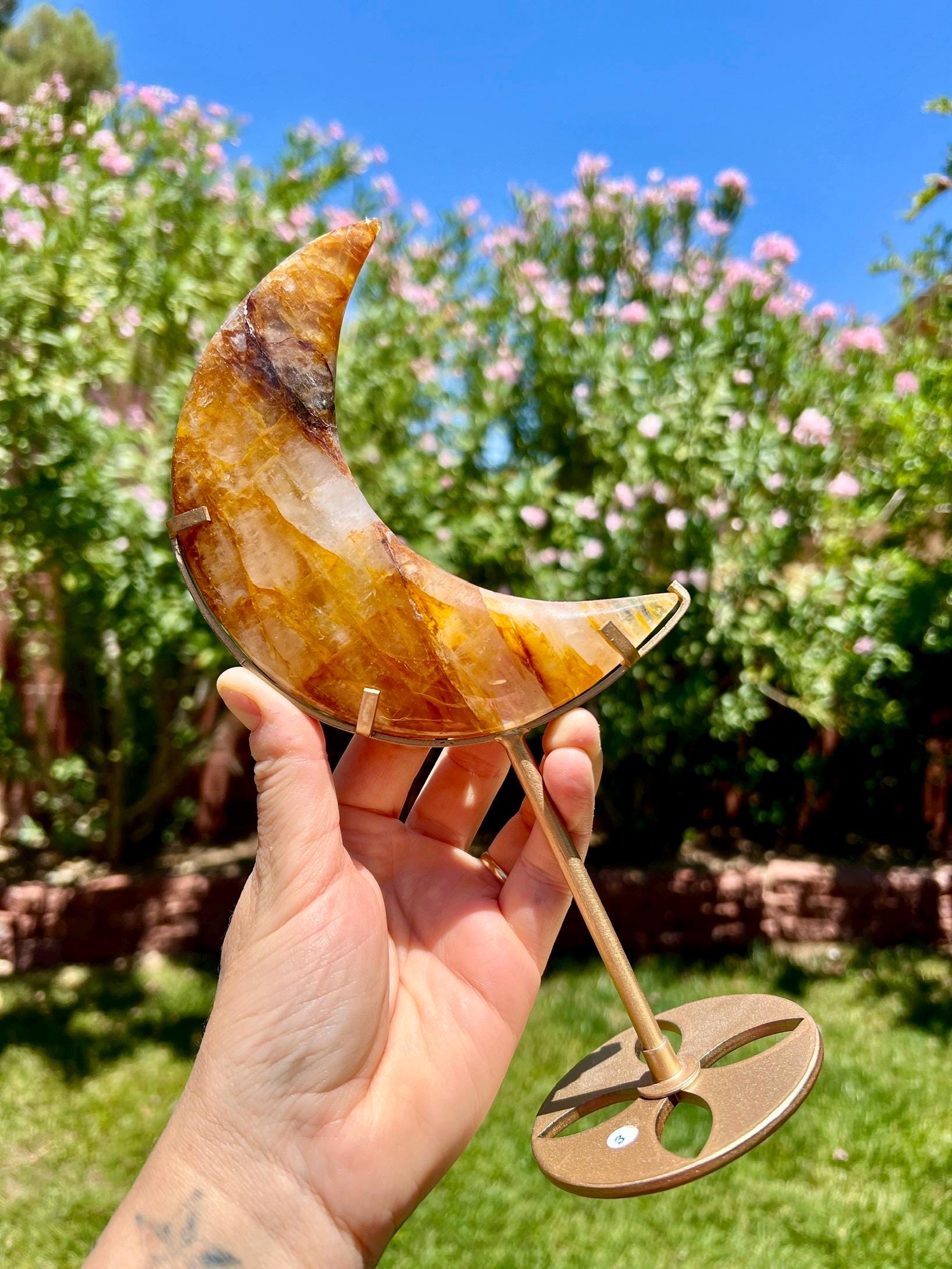 高品質　水晶　クリアクォーツ　ゴールデンヒーラー　共生　月　ムーン　スタンド付き ゴールデンヒーラークォーツ三日月 | スタンド付きクリスタルムーン